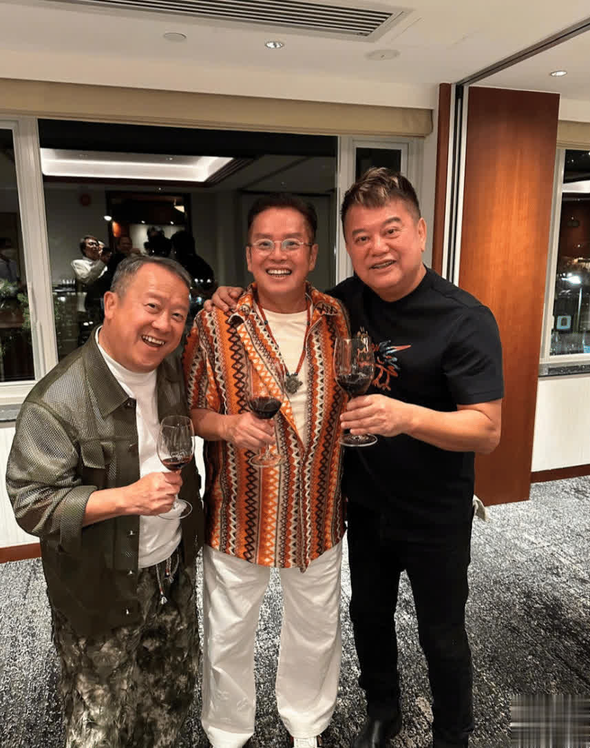 AA, 合照中看到, 目了 AA, 合照中看到, 目了