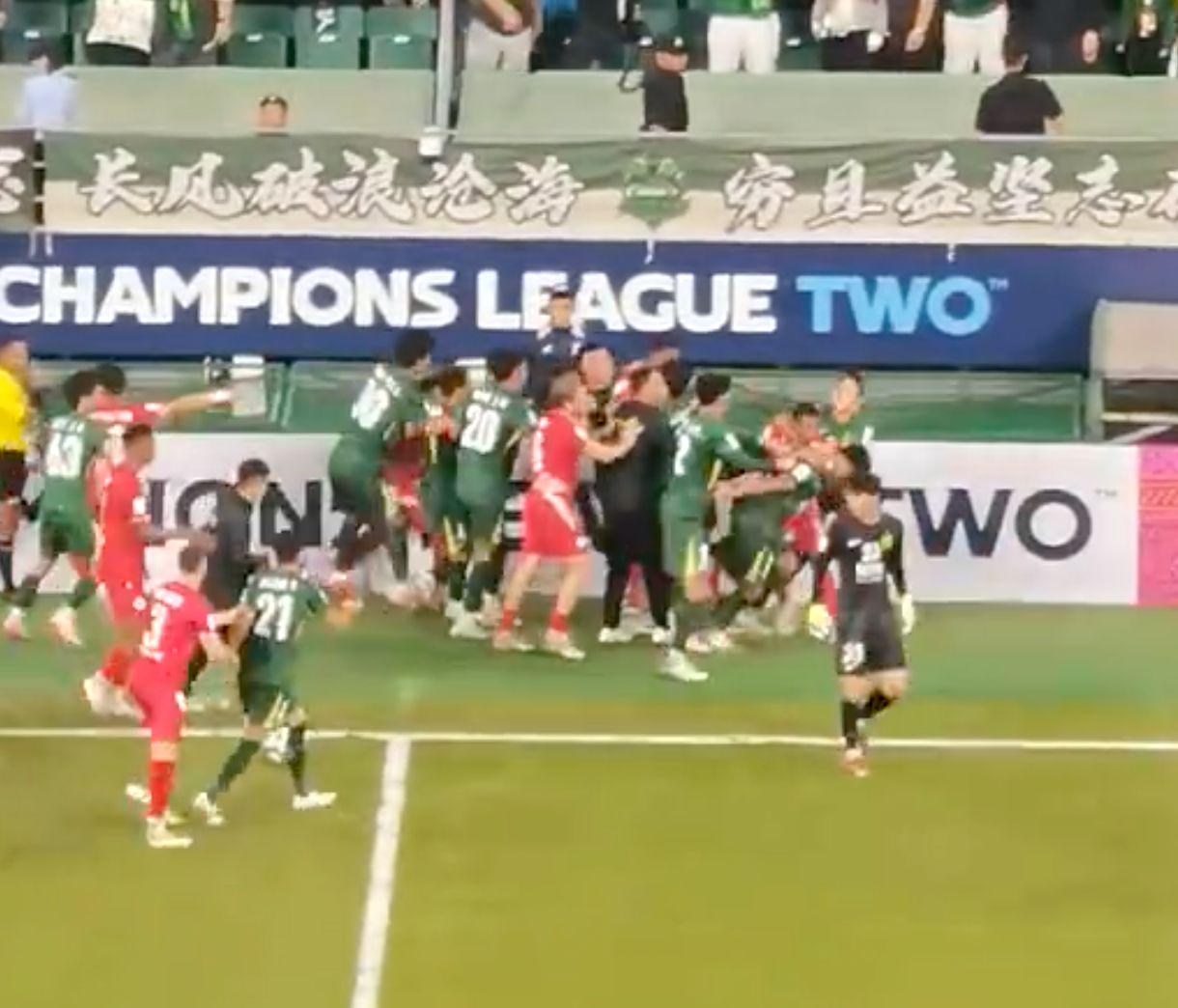 了黄牌, 场面失控, 多人互殴 了黄牌, 场面失控, 多人互殴